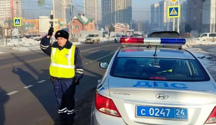В Красноярске на улице Ленина перевернулся автомобиль