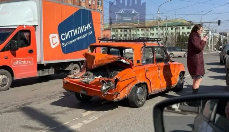 В Красноярске на проспекте Свободном грузовик протаранил 5 автомобилей