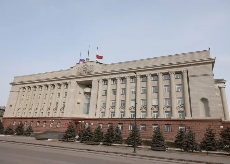 В Красноярском крае приспустили государственные флаги