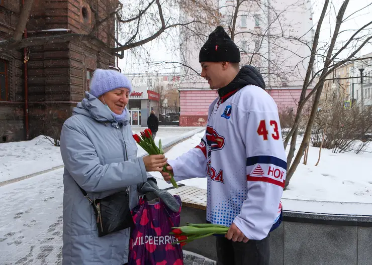 Хоккеисты красноярского «Cокола» и журналисты Gornovosti раздали тюльпаны девушкам и женщинам в честь 8 Марта