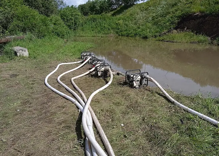 Возле деревни Бадалык восстанавливают водопроводную трубу