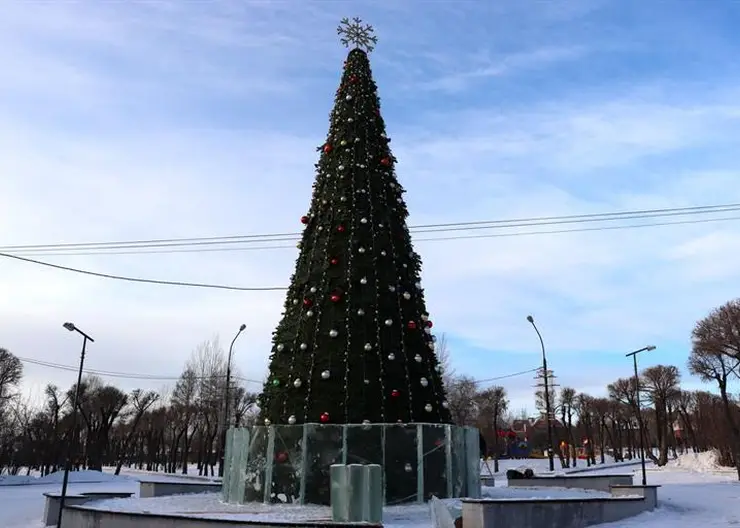 В Красноярске убрали ледовый городок в сквере Чернышевского