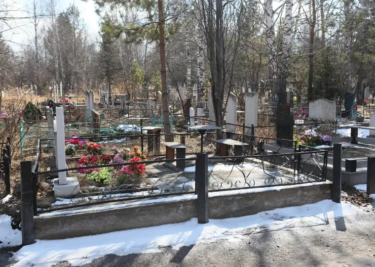 Вандал разбил памятники на Шинном кладбище