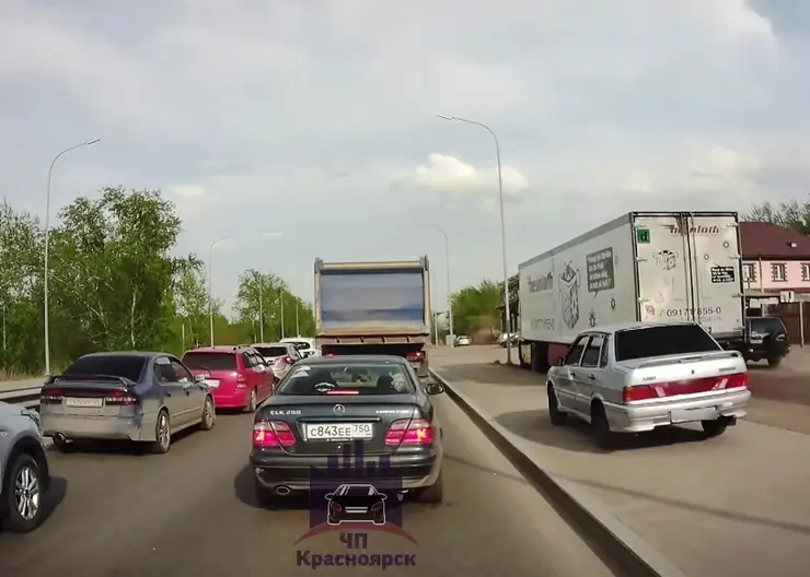 Красноярского автомобилиста оштрафовали за проезд по тротуару