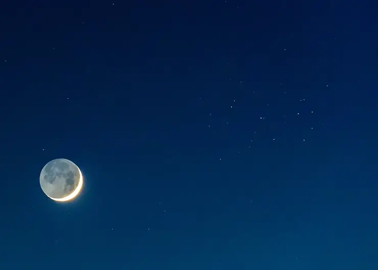 В апреле Красноярцы смогут наблюдать комету, звездопад и сближение Луны с Плеядами