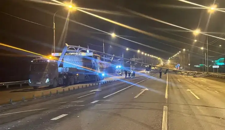 На трассе под Красноярском грузовик снес конструкцию со светофором