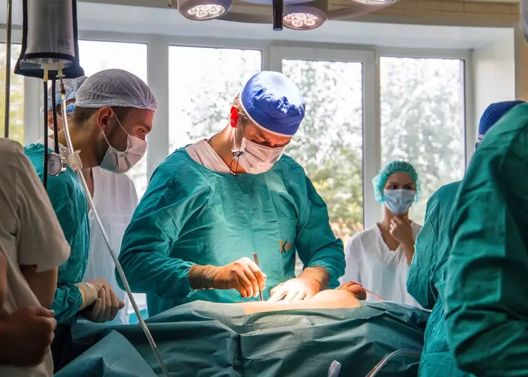 Хирурги удалили пациенту из Красноярского края огромную опухоль на нерве
