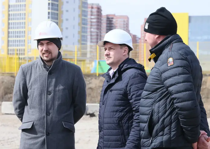 В Красноярске проверили ход строительства детского сада на Бугаче