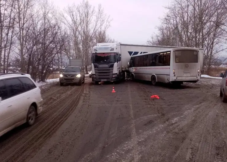 В Красноярске в ДТП с грузовиком и автобусом на Одесской пострадали 9 человек