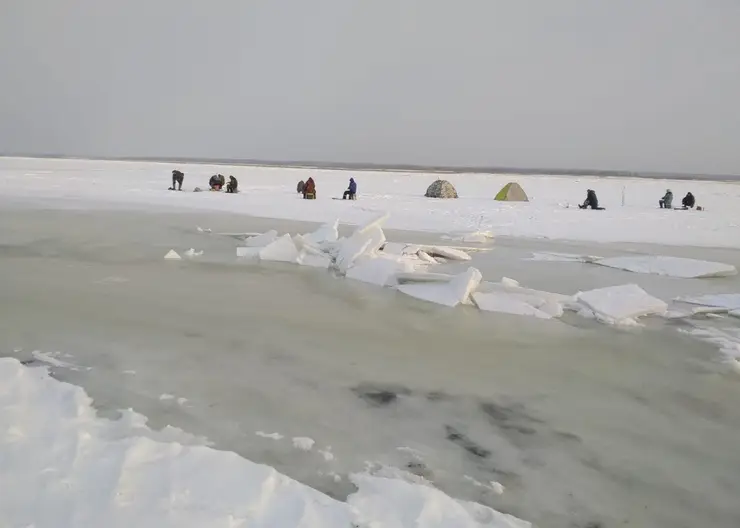 На Красноярском водохранилище двое рыбаков на льдине оторвались от берега