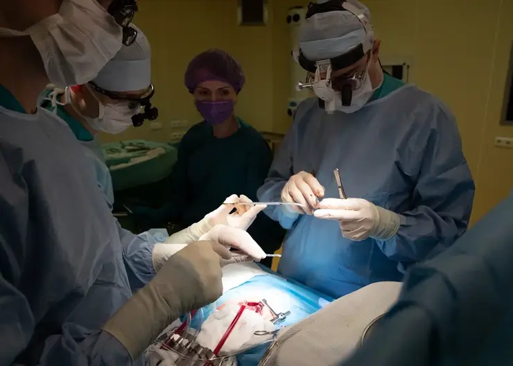 Врачи нескольких больниц Красноярского края спасли ребенка с инфекционным поражением головного мозга и сердца