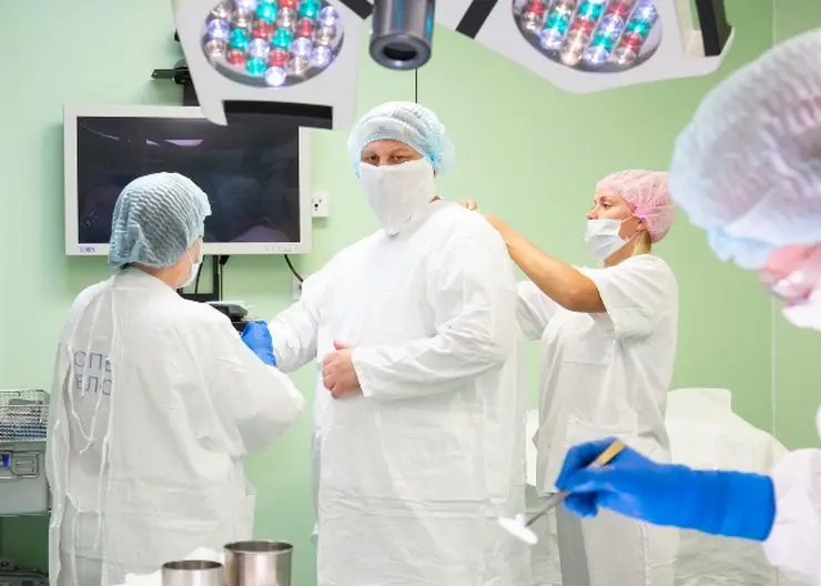 Красноярские врачи удалили у 20-летней пациентки огромную опухоль