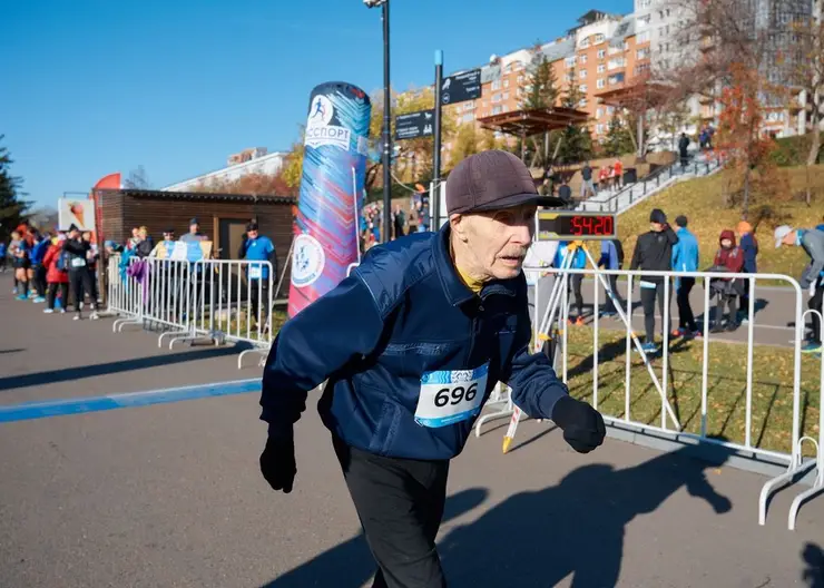 В Красноярске 94-летний пенсионер пробежал пять километров почти за час