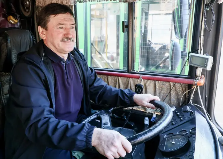 Красноярский водитель Александр Джуплий водит автобус уже 35 лет
