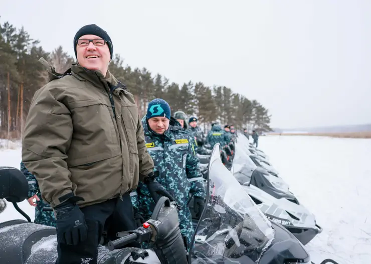 В Красноярском крае инспекторам охотнадзора и заповедных территорий вручили ключи от 37 снегоходов