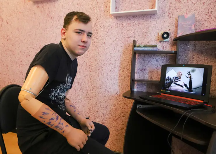 Красноярец без рук освоил компьютер и мечтает стать программистом