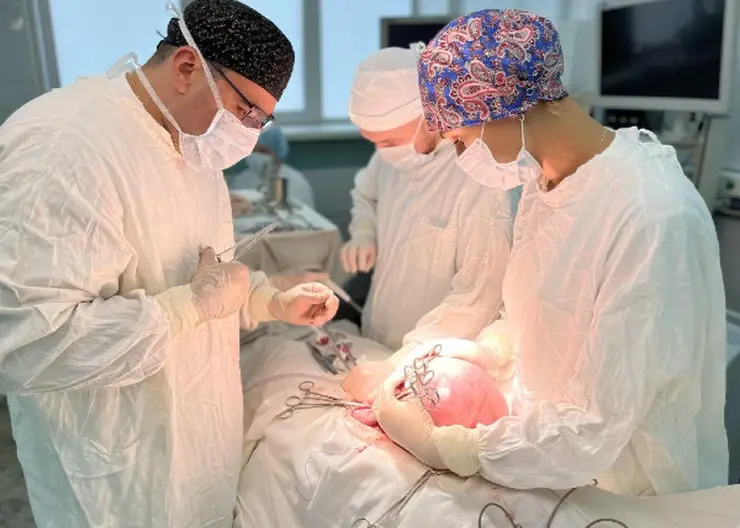В Красноярске врачи удалили у пациентки 5-килограммовую опухоль