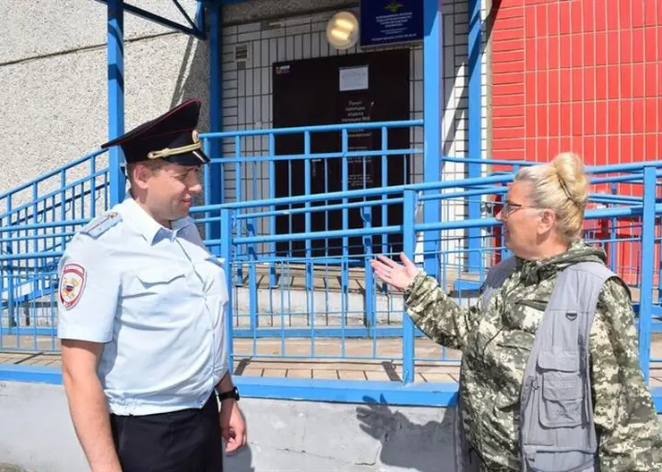 В Красноярске женщина-дворник гоняет пьяниц и курильщиков