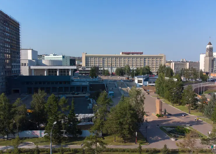 В Красноярске почти на сутки закроют парковки на Театральной площади