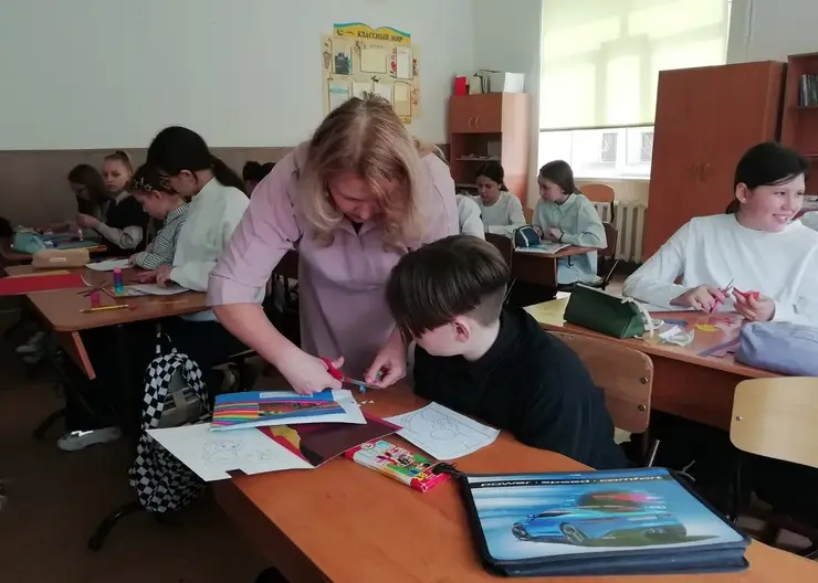 В Кировском районе Красноярска родители вели уроки для школьников