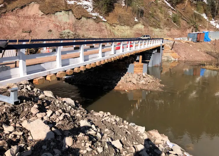 В Ирбейском районе восстанавливают разрушенный мост через реку Ягаш