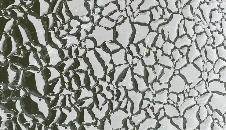 В Красноярском крае на озере Тарай запечатлели «кожаный» лед