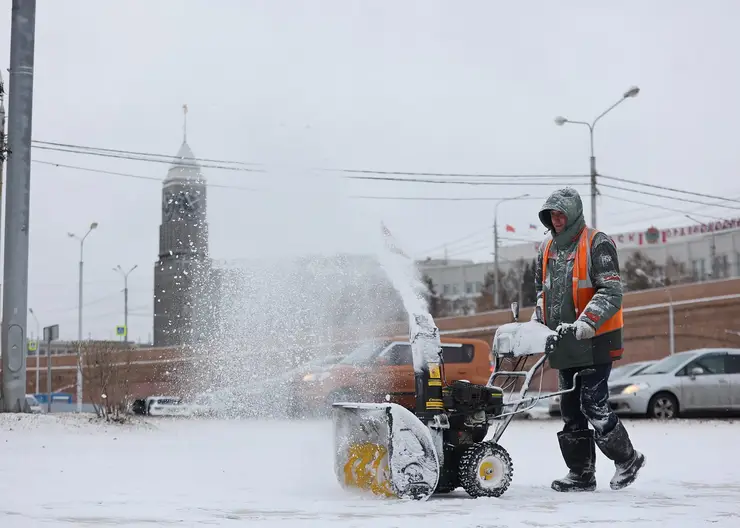 В Красноярске на уборку снега вышли 190 машин и 400 рабочих