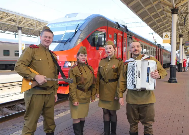 В электричках Красноярской железной дороги спели песни военных лет