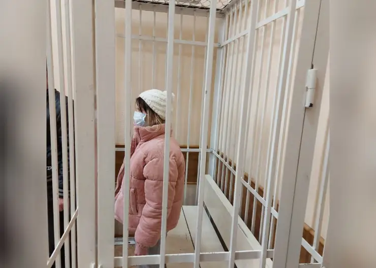 Стрелявшую в детсаду Красноярска девушку суд арестовал на 2 месяца