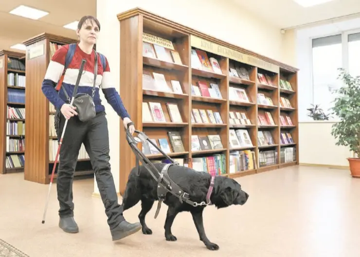 В Красноярске инвалиды по зрению с удовольствием посещают специализированную библиотеку
