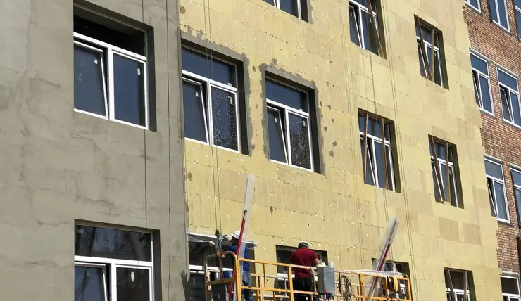 Реконструкцию одной из старейших школ Красноярска проверили депутаты горсовета