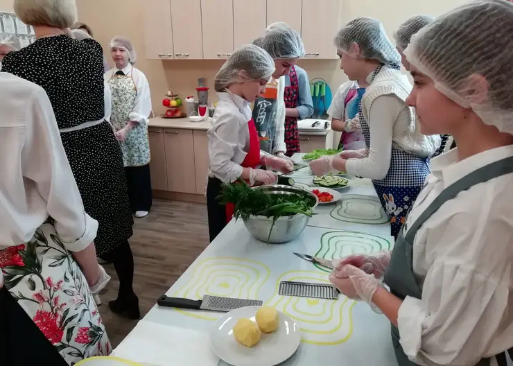 В школе Центрального района проводят уроки кулинарии и обучают сервировке