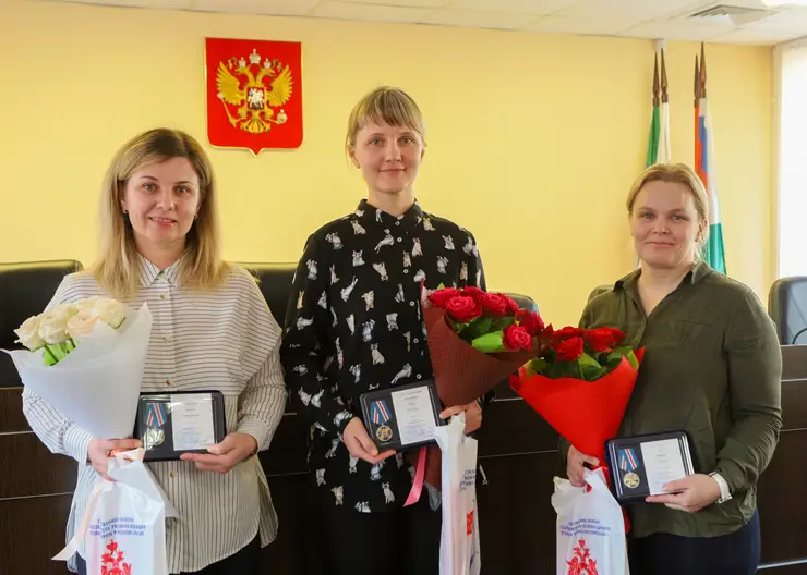 В Красноярске воспитательницам детсада № 31 вручили медали Следственного комитета