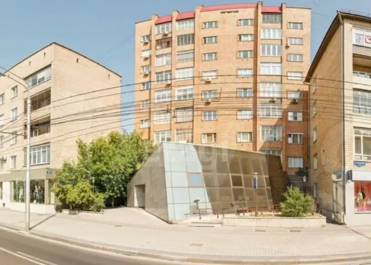 В центре Красноярска за 99 млн рублей продают необычное стеклянное здание