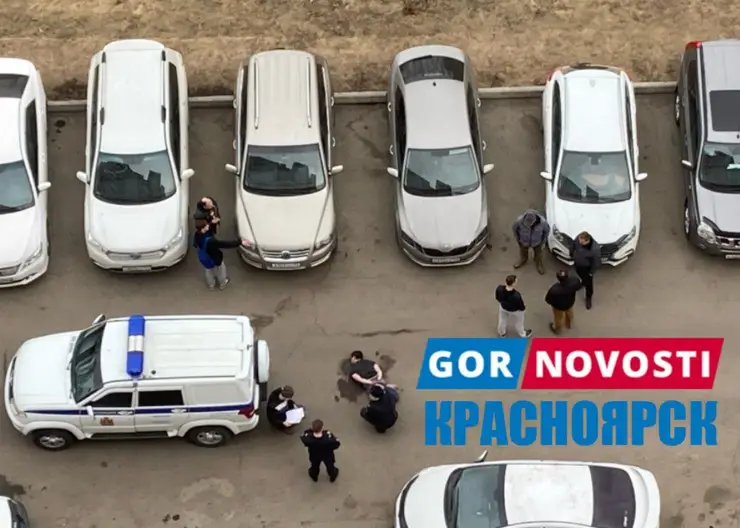 В Красноярске мужчина в неадекватном состоянии бегал по автомобилям