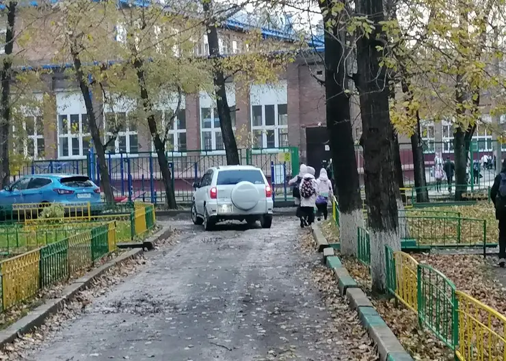 Красноярских автовладельцев просят не перегораживать вход в школы и детские сады