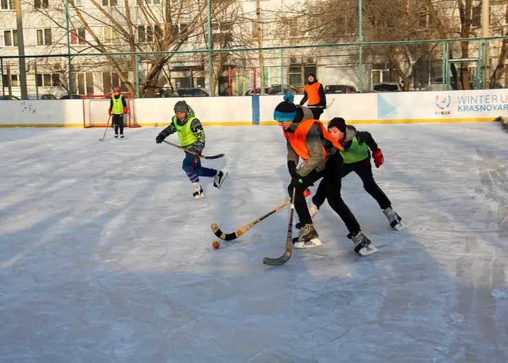 В Красноярске проходят бесплатные занятия по хоккею и фигурному катанию