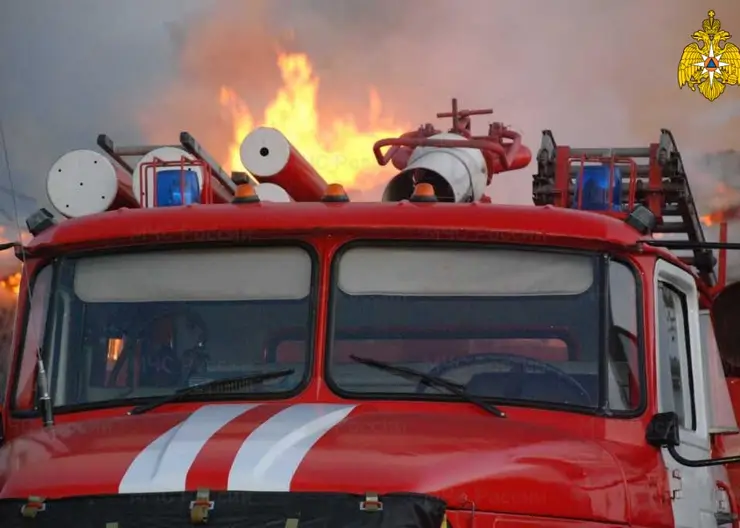 В Красноярске пожарные спилили шлагбаум во дворе жилого дома
