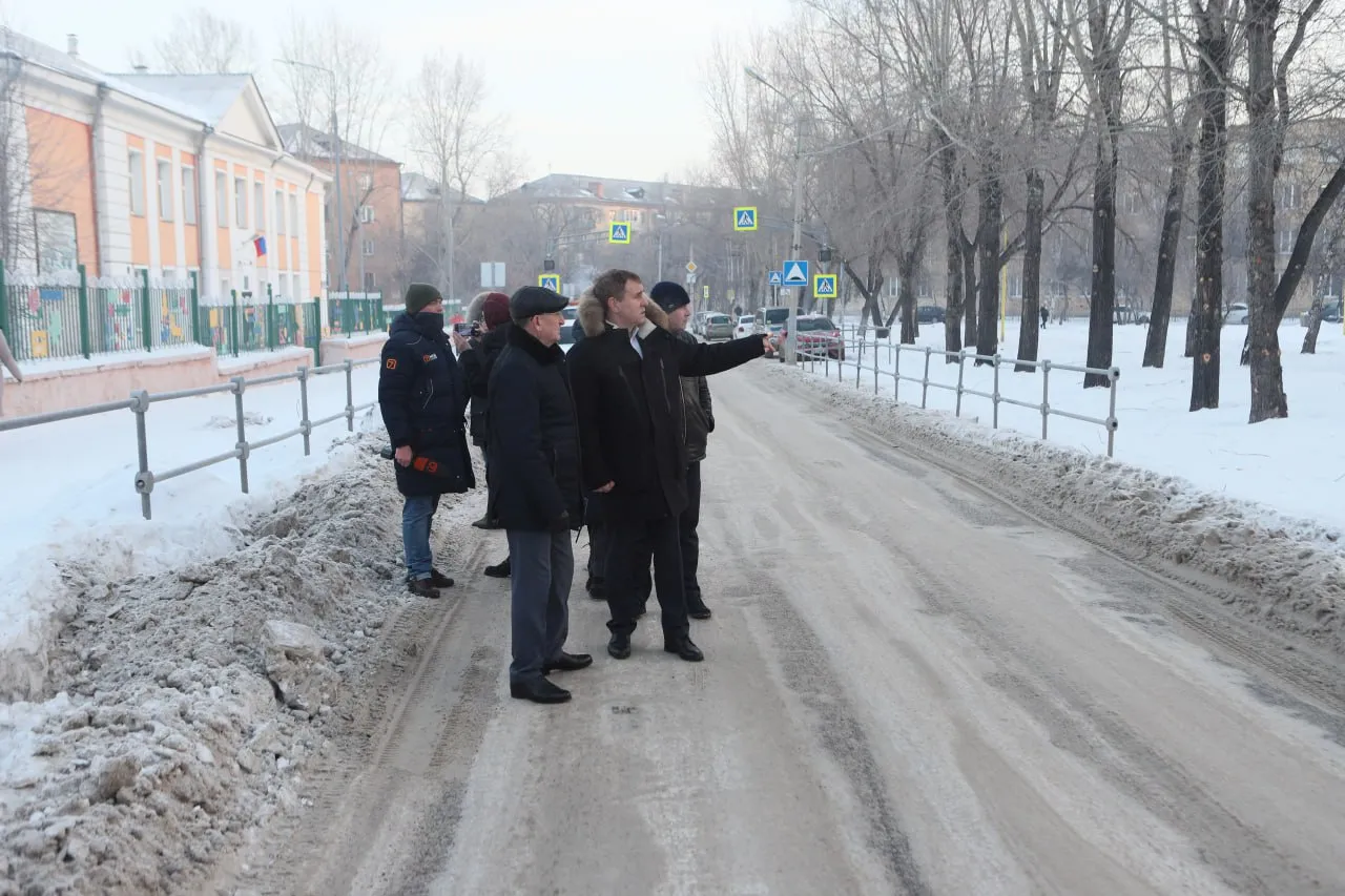 Первый заместитель главы Красноярска проводит рейд по уборке снега.